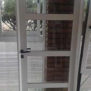 PUERTA DE ALUMINIO VIDRIO REPARTIDO